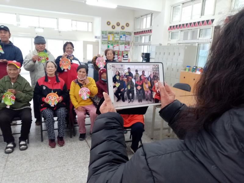 學員拿平板練習拍照