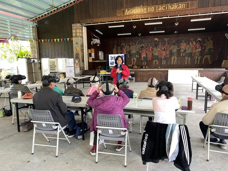 講師對學員講解VR的歷史及使用方法