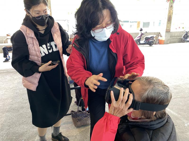 老師指導長者如何使用VR的方式