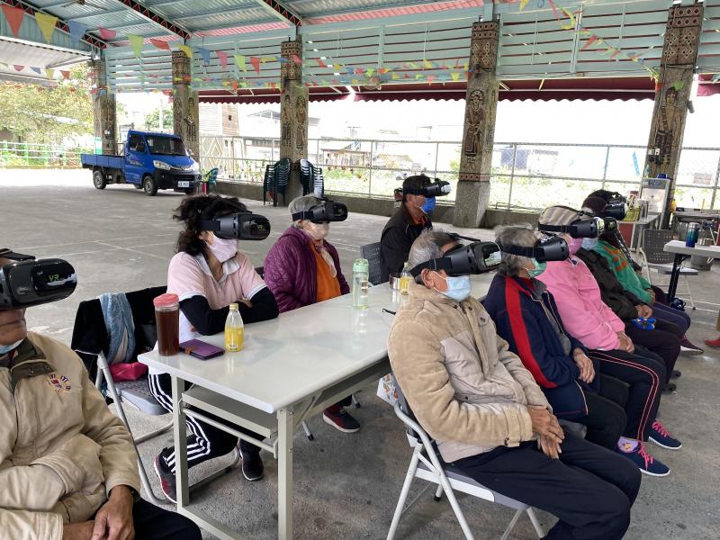 長者在體驗VR的雲霄飛車時，都驚呼連連，說很刺激！