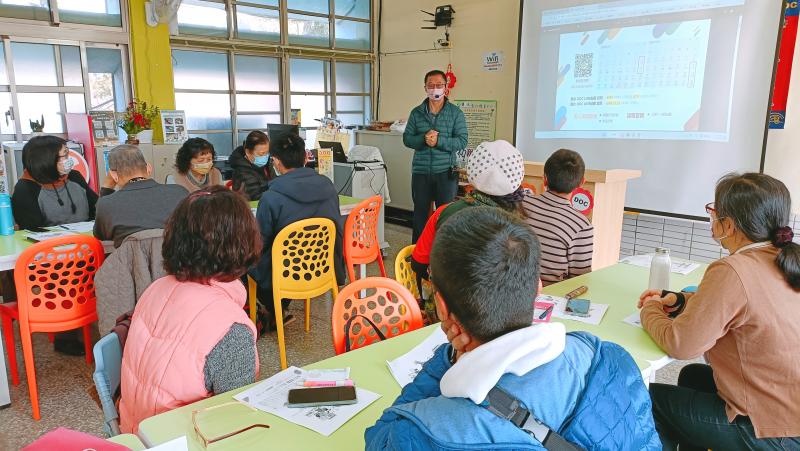 賴老師於課程中介紹Line 貼圖製作規格與流程