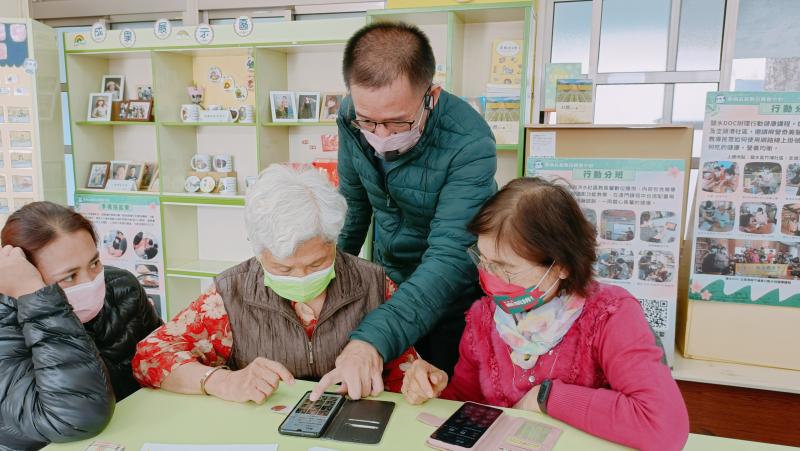 90歲需要外傭照顧的阿嬤積極參與課程,遇到問題馬上提問,真是活到老學到老的最佳典範