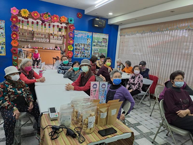 學員專注的聽講師介紹支付的功能