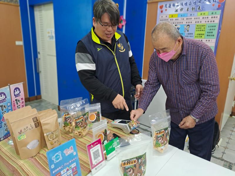 學員運用自己帶來的悠悠卡體驗如何使用支付