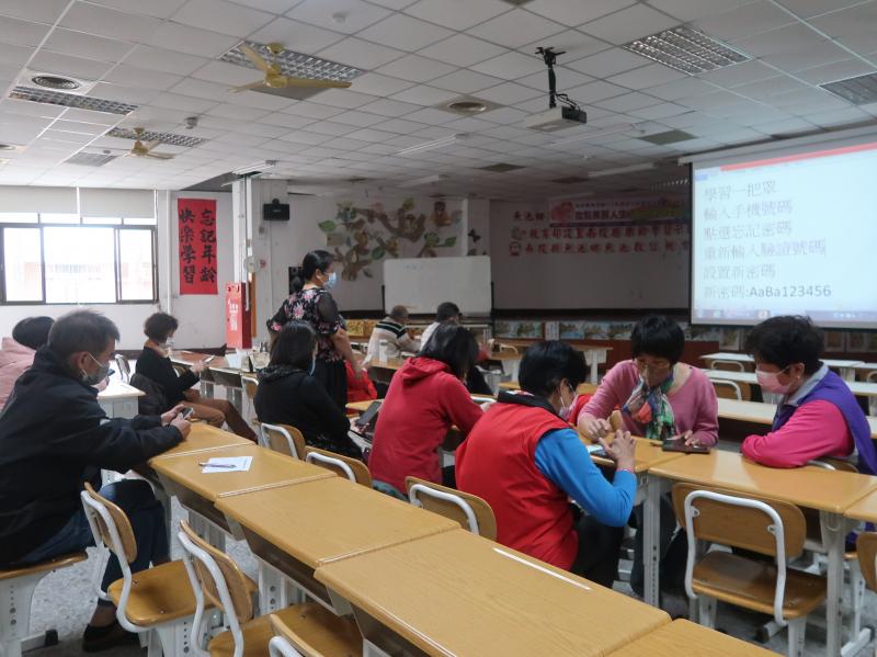 操作過程中，已順利完成的學員，幫忙協助未完成的同學，同學間的互助，讓教學品質更提升，已達增能、自主的應用。