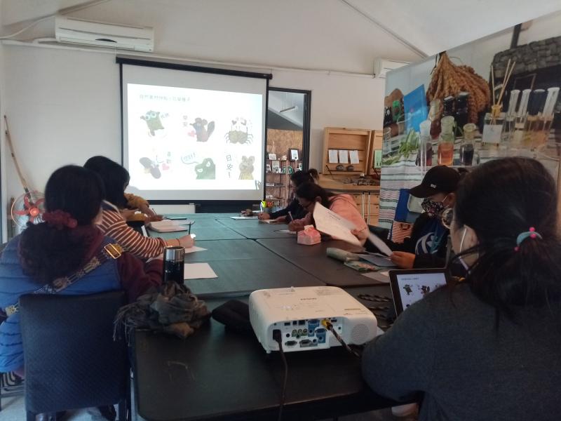 學員聽取講師的簡報