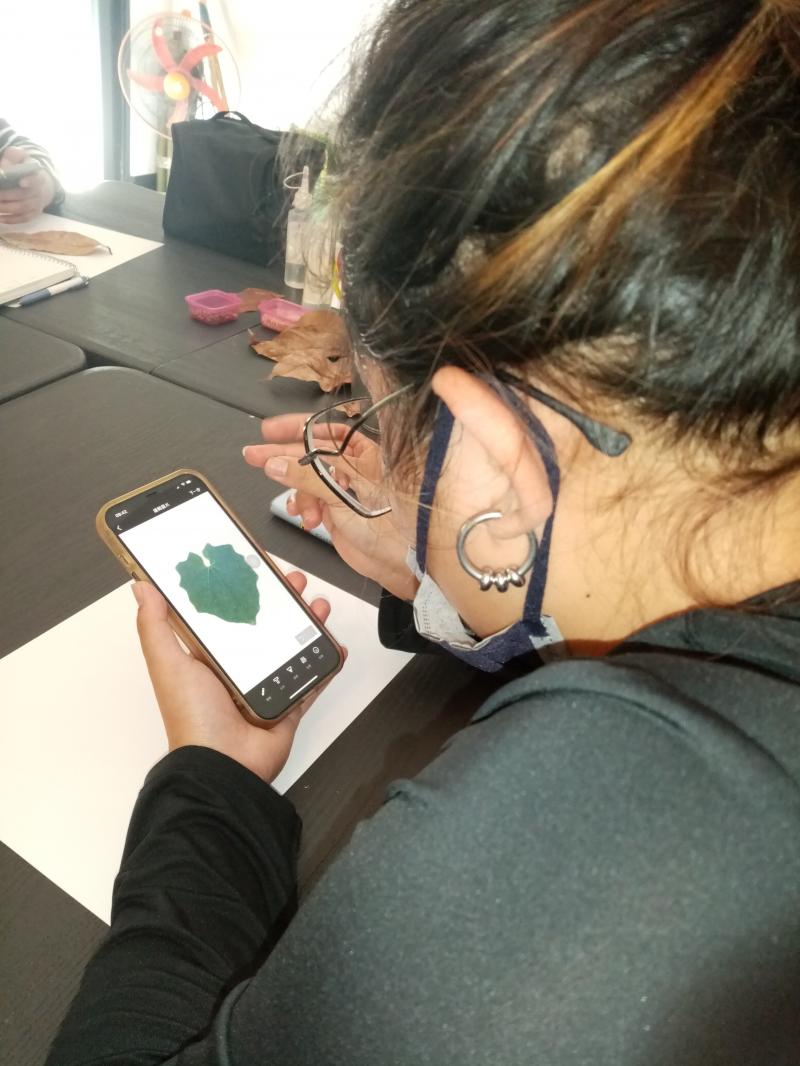 學員使用手機進行製作line貼圖製作