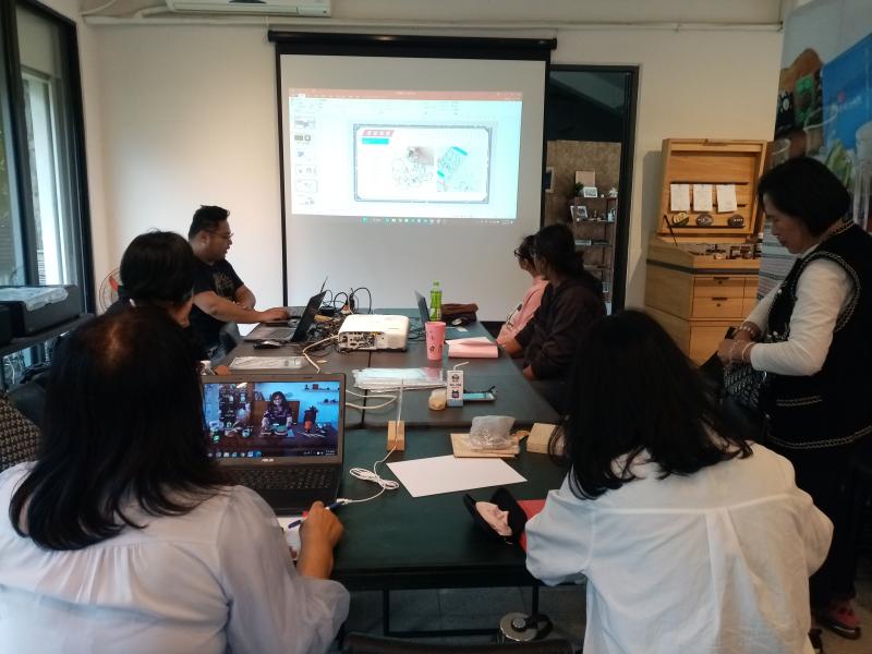 學員聽取講師簡報