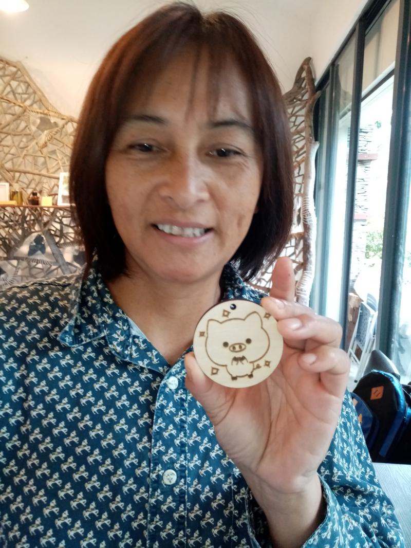 學員拿著木製雷雕作品