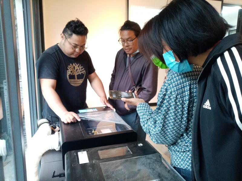 學員聽取講師介紹雷雕機