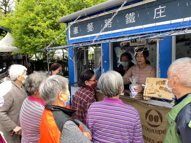 講師於阿嫲的咖啡示範展攤擺設是如佈置主產品與陪襯物件的方式