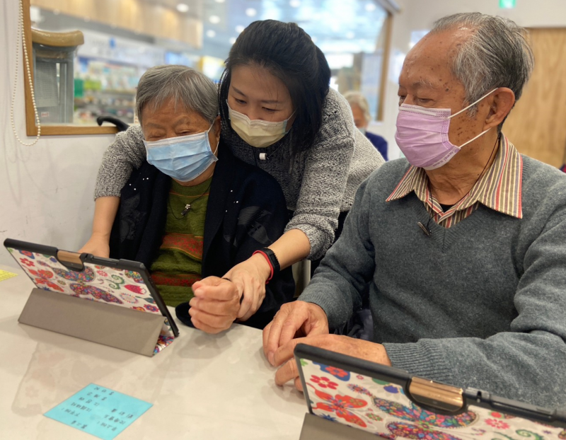 講師教學員如何使用音樂app彈奏