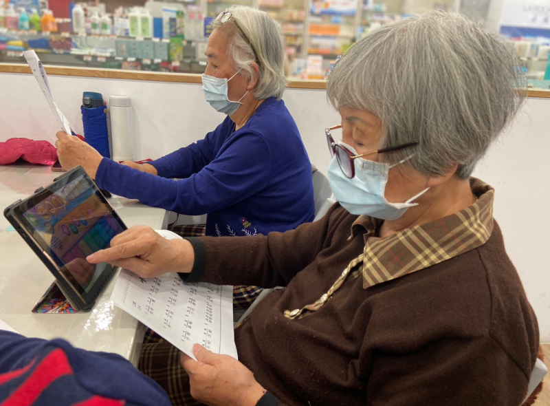 學員們正專心地練習