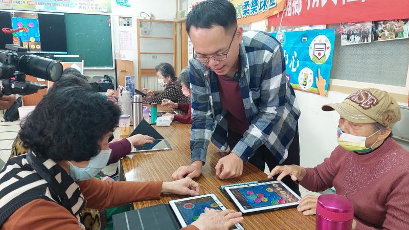 老師指導長輩操作情況