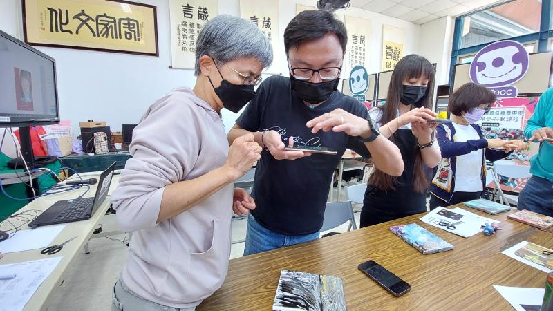 助教協助拍攝作品編輯情況