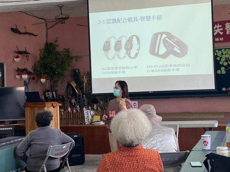 講師引導學員如何使用穿戴型健康手錶