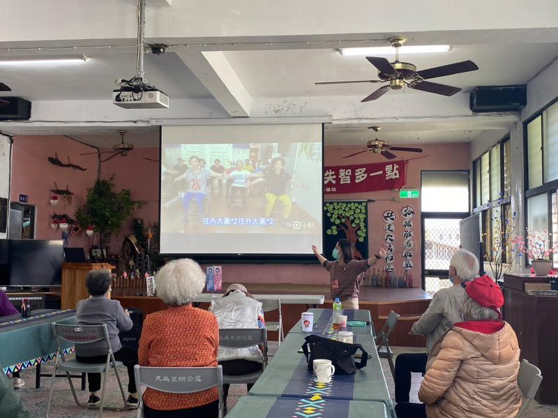講師帶著學員一起運動顧健康