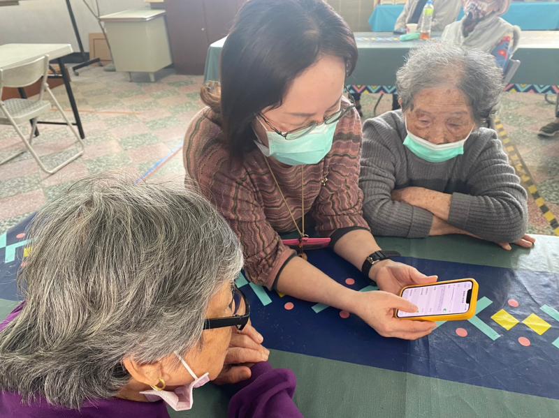 講師和學員一起操作健康運動APP並下載體驗