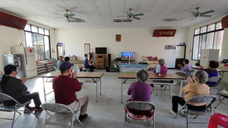 講師帶大家透過網路觀看YouTube影片做運動