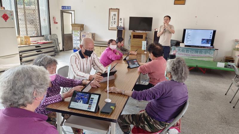 講師說明如何在YouTube上搜尋影片