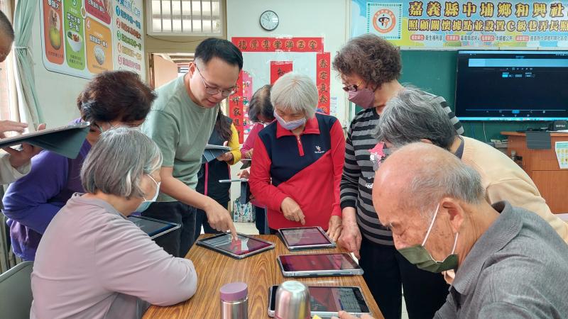 學員操作標籤機製作姓名貼