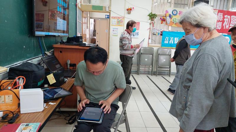 老師協助列印姓名貼