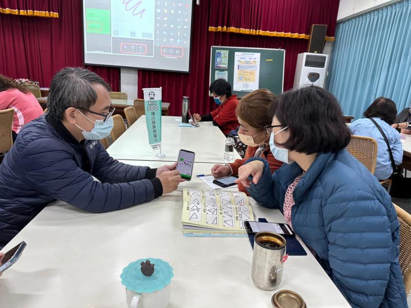 講師將LINE貼圖的製作分為兩種,一種是使用照片一種是使用繪圖,繪圖製作會比較困難一點,大家集思廣益畫出自己的插圖~~