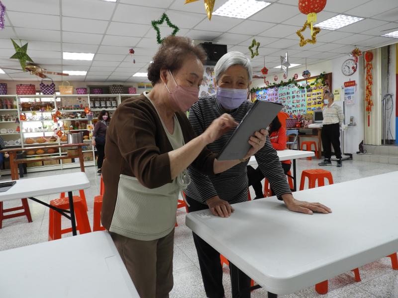 媽媽跟自己最好的閨蜜分享如何使用平板的功能