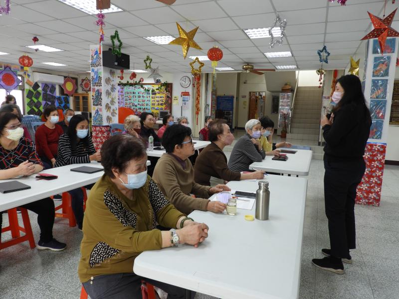 長輩很踴躍參與課程的活動