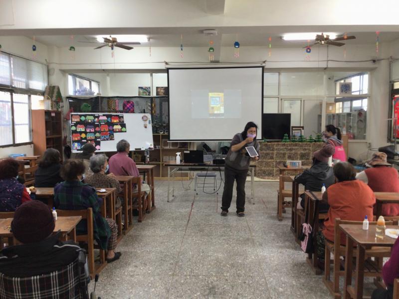 講師向學員說明簡報的內容