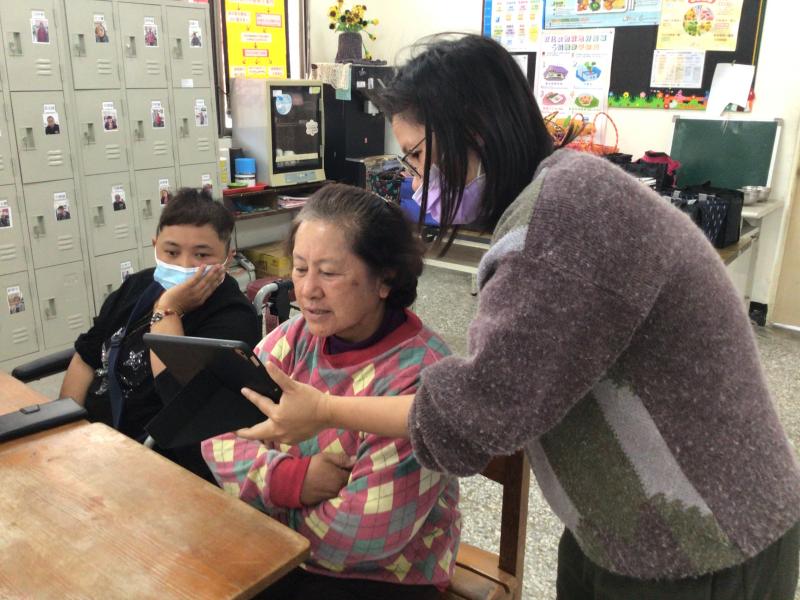 講師拿平板給學員操作