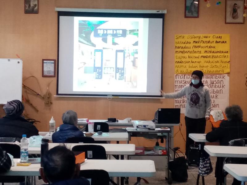 講師以簡報向學員說明內容