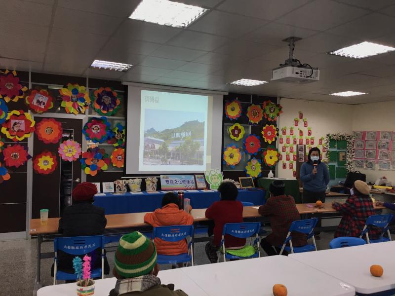 講師以簡報向學員說明內容