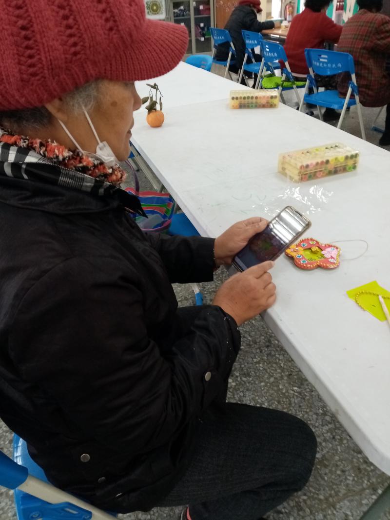 學員以手機拍照作品