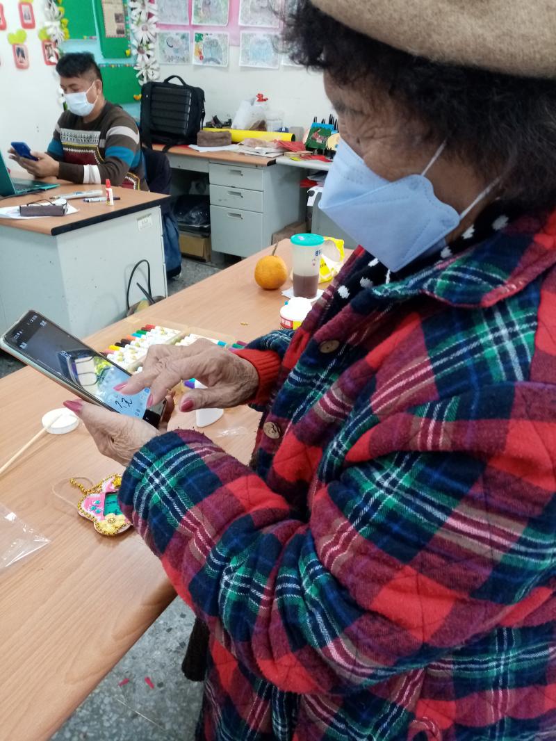 學員以手機操作將照片分享給群組