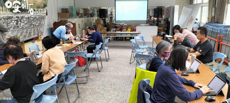 學員認真的學習照