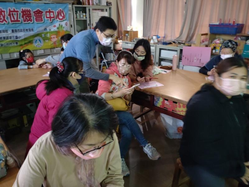 老師幫學員解決困難問題，讓學員更清楚的操作。