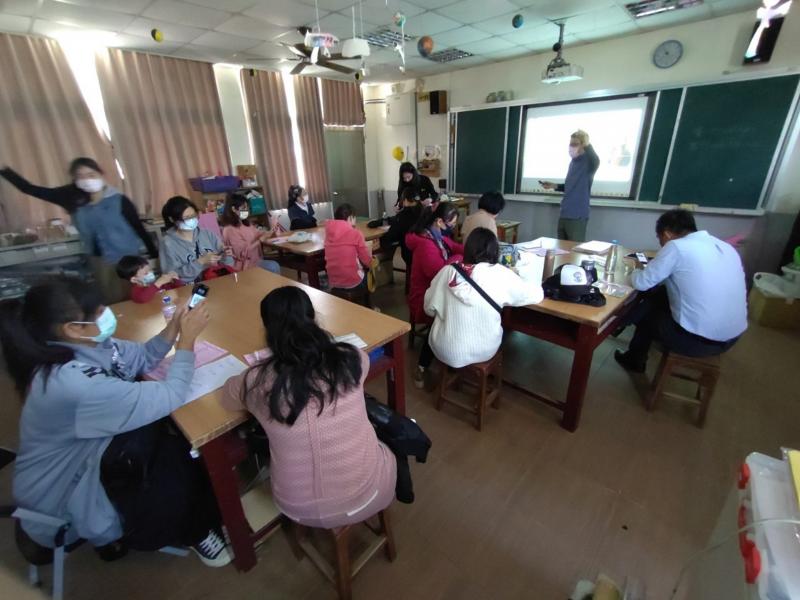 老師在課堂上介紹攝影段備。運用各樣道具拍出意境照