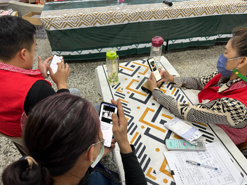 實體的操作讓學員都好認真,因為他們的學習可以幫助更多長者呦