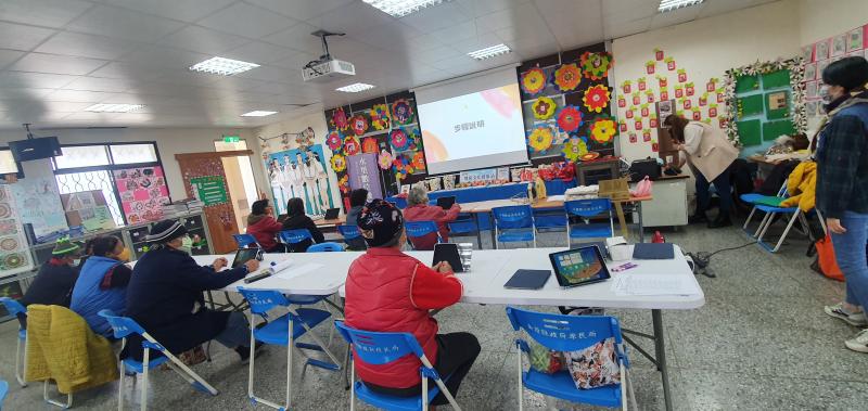 在課堂中老師講解說明熱轉印操作步驟及使用工具.