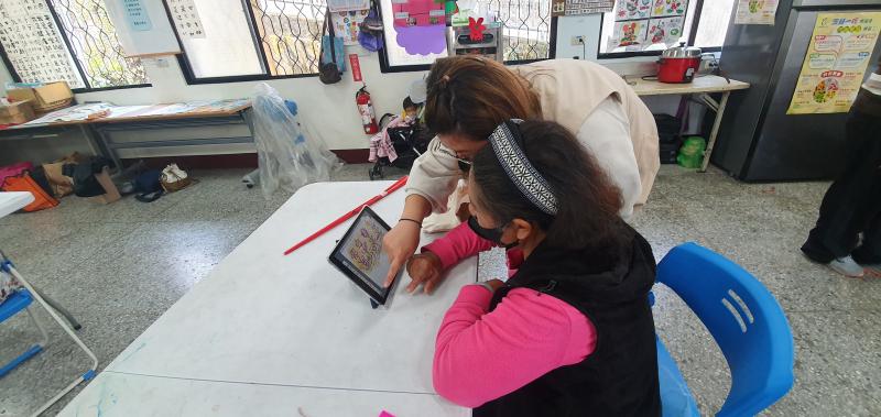 老師指導學員在平板Sketchbook 頁面圖案工具的色彩應用.