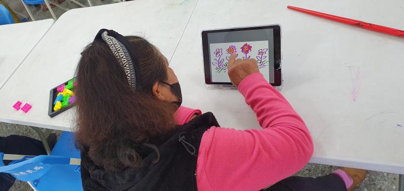 學員專注在平板上手繪圖案操作情形.