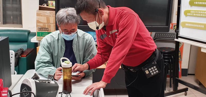 授課老師指導學員手機光線強弱之別操作運用.