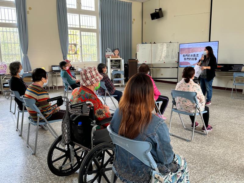 講師引導學員去思考回憶過往的長流社區有什麼比較具有代表性的歷史故事.例如歷史文物.建築物.仕紳或耆老.地方活動.以前的主要發展經濟作物....等