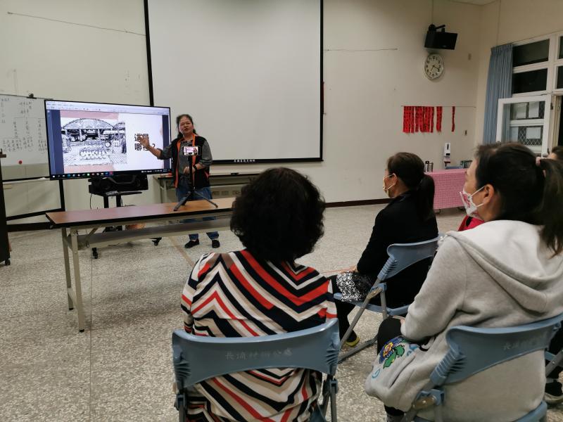 學員上台分享長流村代表的廟宇—天上聖母奉天宮，並介紹媽祖娘娘如何保護長流的村民躲過戰亂飛彈攻擊的神跡及以往的普渡活動場景。