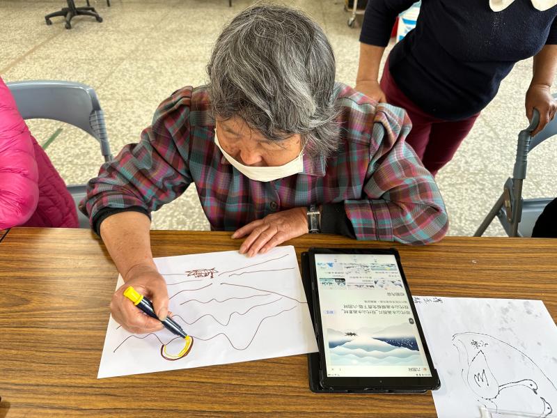 學員經由課堂老師的引導教學，在上課堂使用平板上網搜尋長流的山水景色圖片，加以思考回憶在自行創作發揮屬於長流的故事畫作