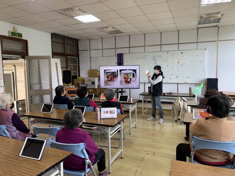 講師教學員如何操作使用APP。