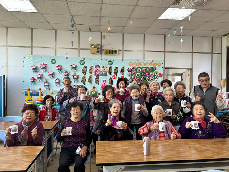 學員和自己的作品合照。