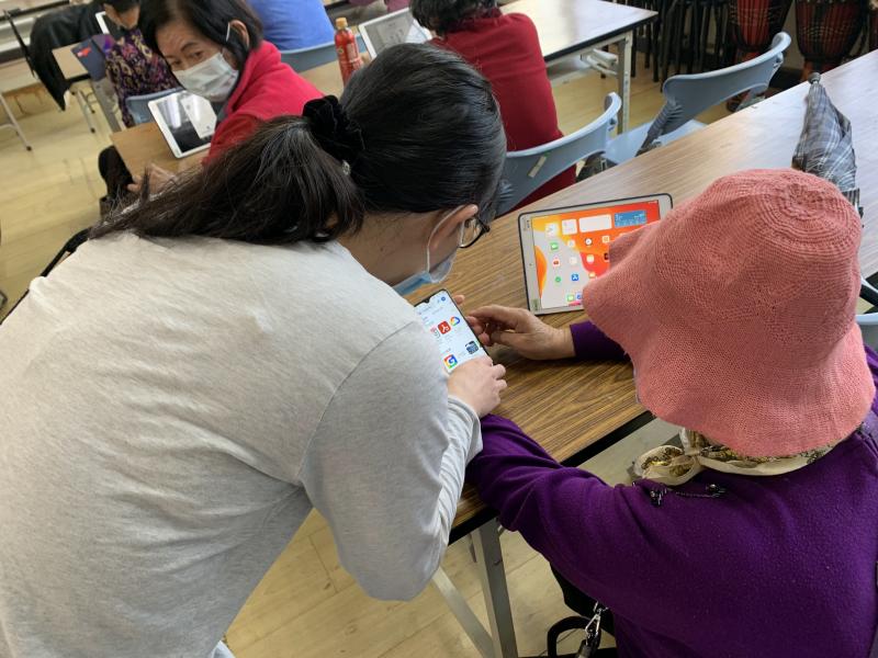 講師教導學員如何操作APP