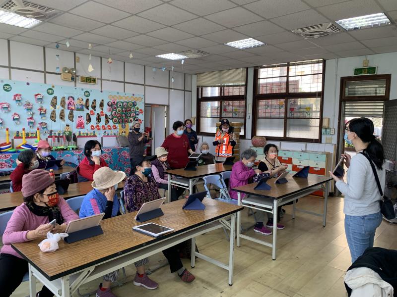 講師教導學員如何拍攝美美的照片。